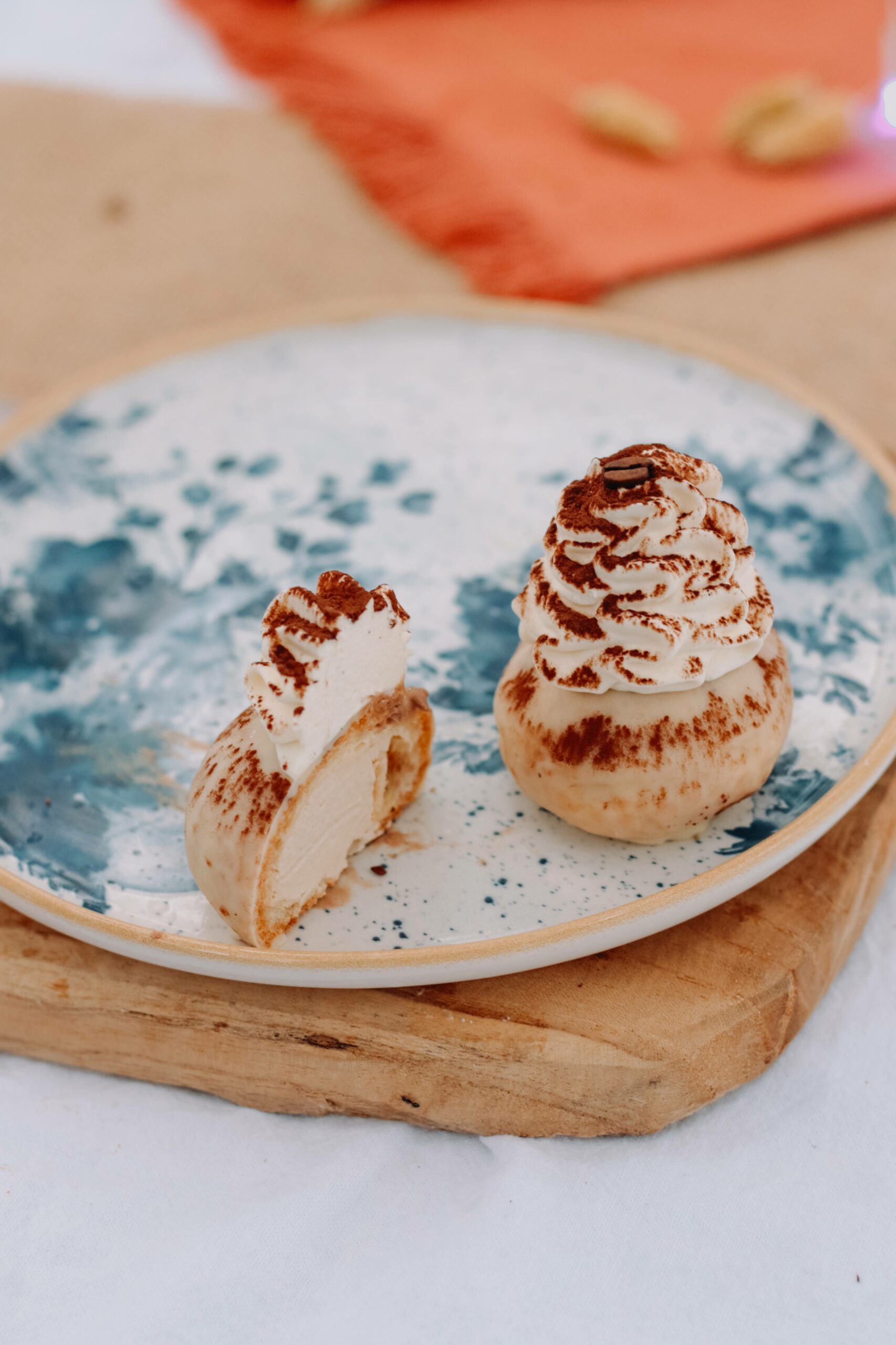 TiramiChou : crémeux café, ganache montée chocolat blanc vanille, cacao par Lucien Redon